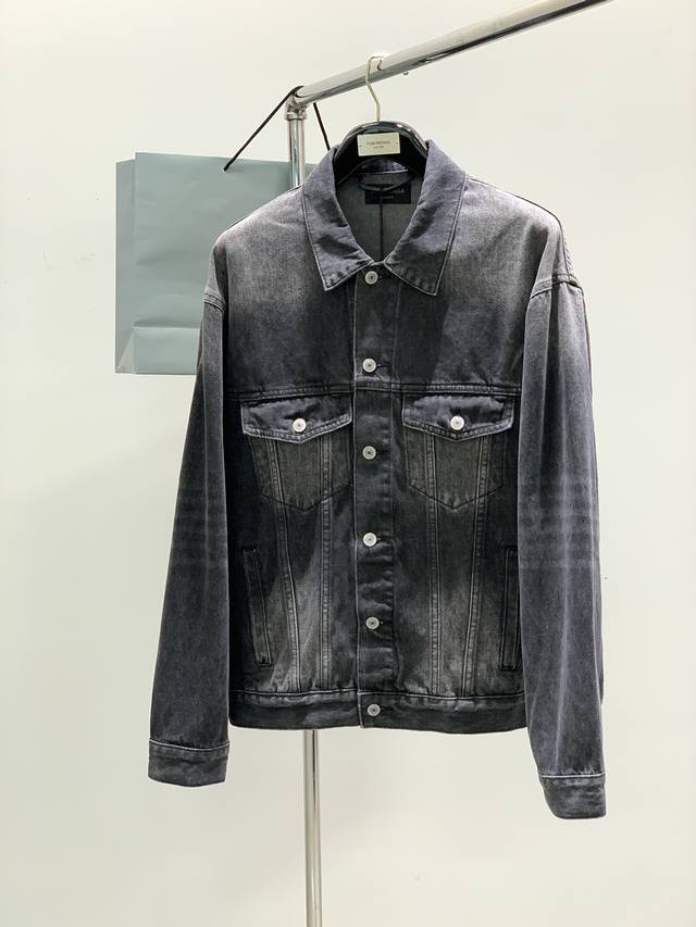 Balenciaga 巴黎世家，2025春季最新款，专柜同步有售，原单狠货，爆款时尚休闲牛仔外套，进口原版面料，独特设计，顶级印花工艺字母图案装饰logo，原版 - 点击图像关闭