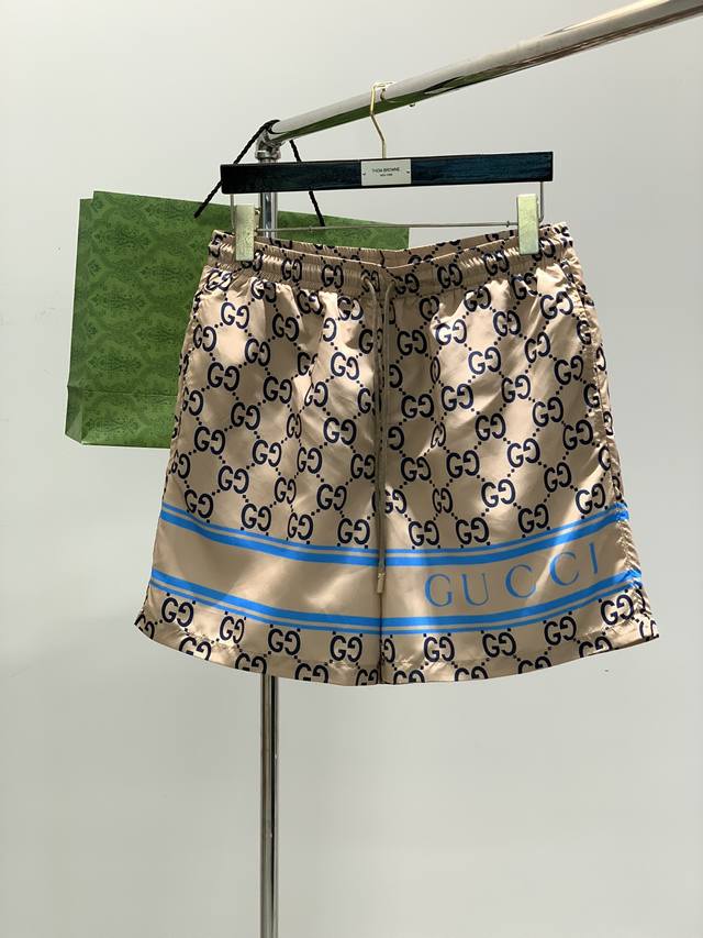 GUCCI 古驰，2025夏季最新品，专柜同步有售，原单狠货，时尚休闲短裤，进口原版面料，舒适透气，独特设计风格，顶级印花工艺字母图案logo，原版五金辅料装饰