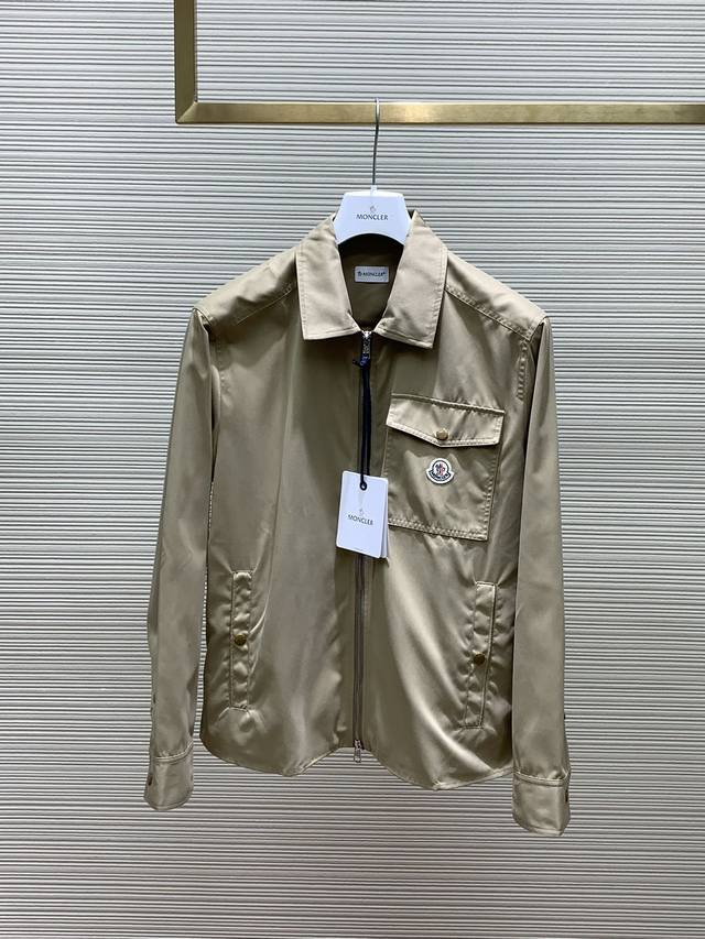 Moncler 蒙口，秋季最新品，官网专柜同步有售，售价6460，男士棉质华达呢拉链外套衬衫 这款男士华达呢衬衫采用拉链开合设计，以现代风格演绎经典款式。 这款