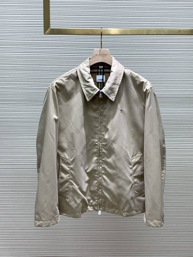 Burberry 巴宝莉，秋冬最新品，官网、专柜同步有售，售价16860，休闲版型哈林顿外套，选用防护性棉质嘎巴甸面料打造，于英格兰工坊精制而成。呈现休闲版型，