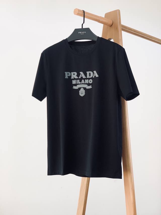 Prada 普拉达 2025SS春夏新品 拼皮标识T恤，经典标志图案logo设计，吸引而有亮点，细看图片，！整体刺绣拼皮图案 很有质感，剪裁上属于不过不紧的正位