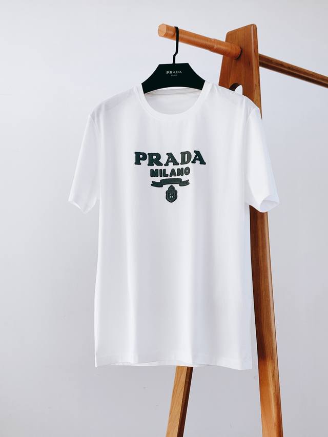 Prada 普拉达 2025SS春夏新品 拼皮标识T恤，经典标志图案logo设计，吸引而有亮点，细看图片，！整体刺绣拼皮图案 很有质感，剪裁上属于不过不紧的正位