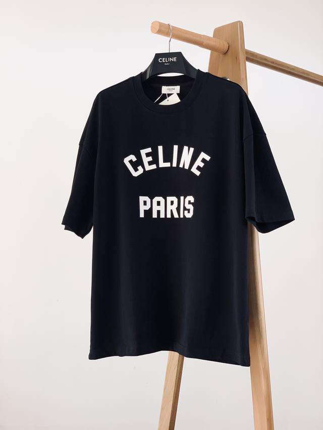 Celine 赛琳 2025SS春夏新品 浮雕字母T恤，高端气质型必入的极品款式，一款极具腔调感与魅力的单品！定制高密度纯棉面料打造。整体衣服非常有份量，整体衣