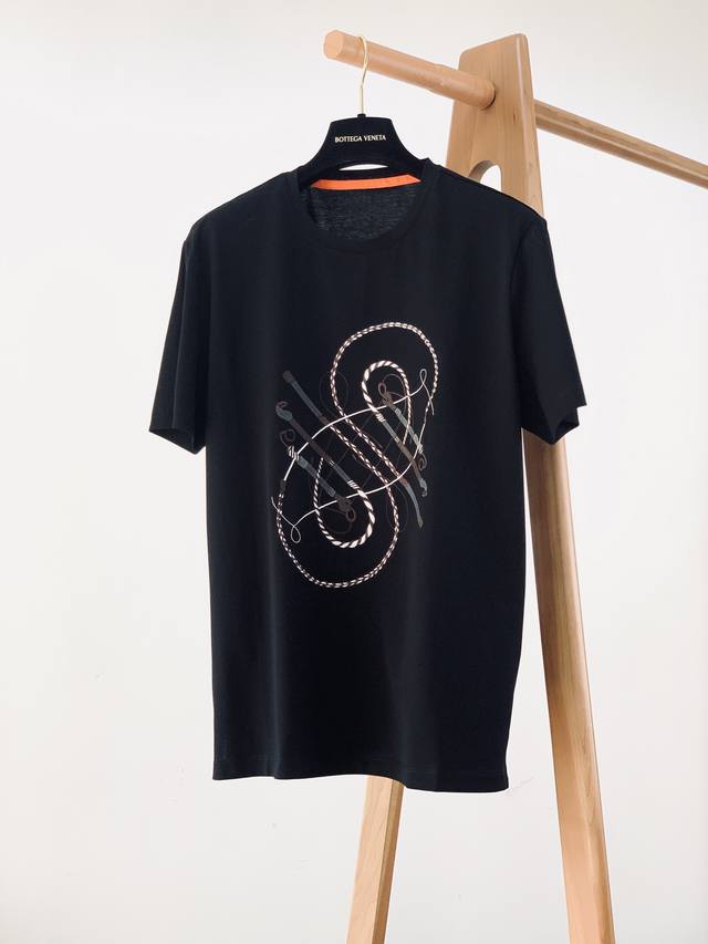 Hermès 爱马仕 2025SS春夏新品 男士高级休闲短TEE，标志性设计衔元素，亮眼时髦，品质感档次感都足够出色。不需要过多LOGO，懂的人自然明白你穿的是