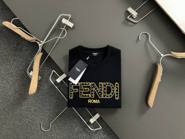 FEND*微宽版型S-Xl 25早春最新黄色线绣重磅短袖，高端品质专柜原单圆领援助，顶级制作工艺进口面料，专柜款独特设计，采用进口高端订制进口丝线手感一流！官网