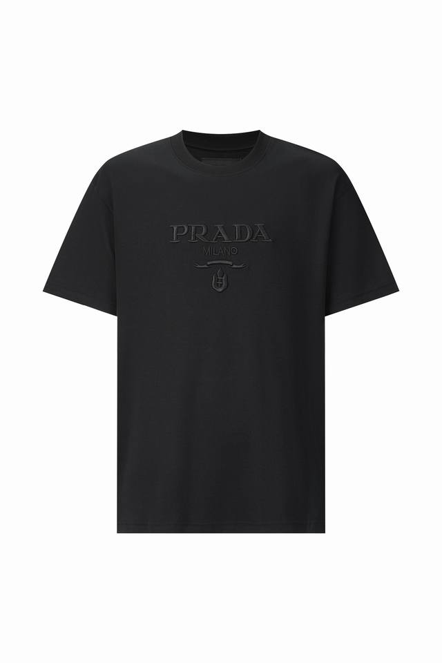 PRADA 光线立体刺绣短袖 面料：采用60支丝光双面 面料克重240.布匹洗水 固定衣服版型与增加手感. 定制纱线.双线缠绕. 工艺1：该款工艺 采用立体绣花