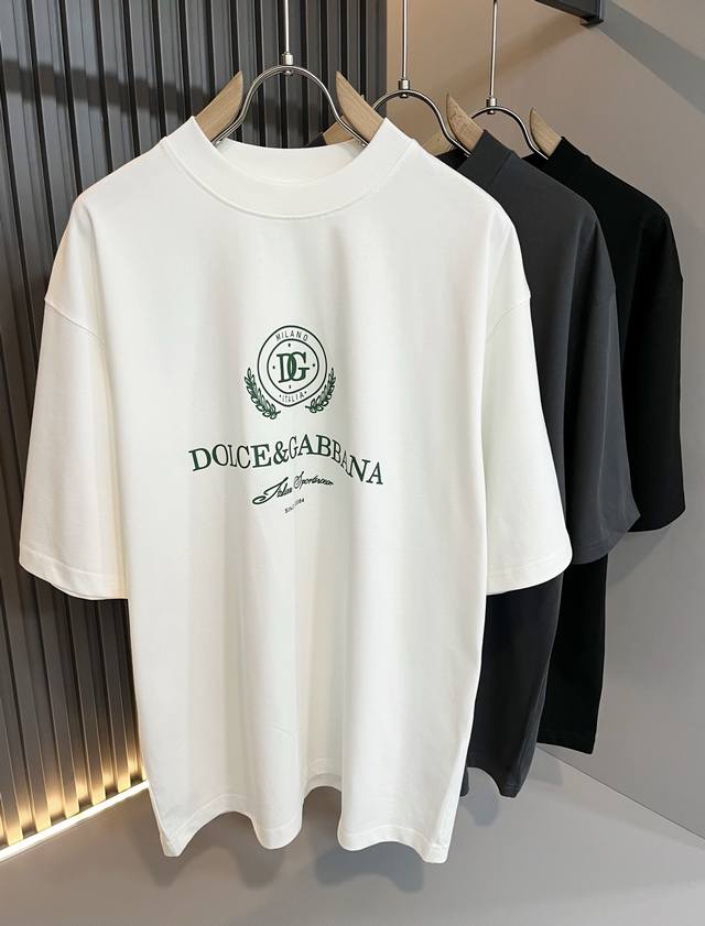 Dolce&Gabba*a 杜嘉*纳2025春夏新款男女同款短袖T恤，专柜同步发售！定制专属纯棉面料，胸前字母logo图案印花工艺设计！简约大方，从容百搭，档次