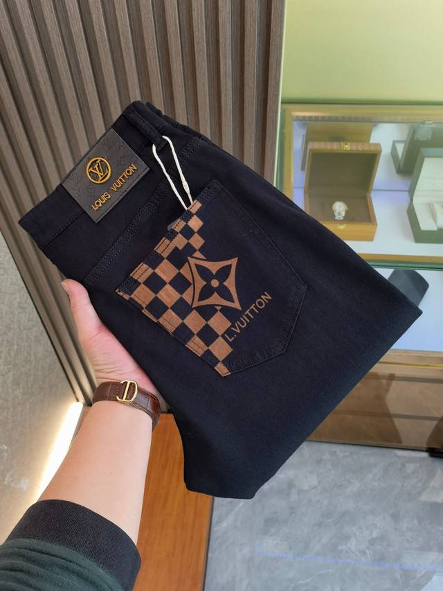 LV 新款来袭2015新春爆款新品 专柜有售 实体店极品牛仔裤专柜原版1:1好货，适合各个年龄段。市场最高版本的欧洲进口面料。舒适柔软亲肤，上身效果超级棒时尚百