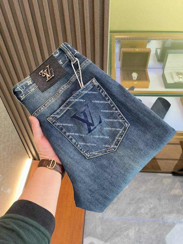 LV 新款来袭2015新春爆款新品 专柜有售 实体店极品牛仔裤专柜原版1:1好货，适合各个年龄段。市场最高版本的欧洲进口面料。舒适柔软亲肤，上身效果超级棒时尚百