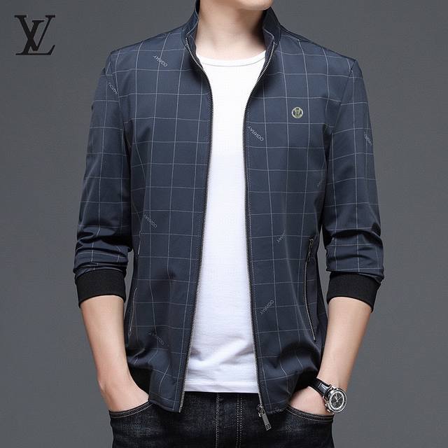 L V 男士2025新款高品质夹克外套 尺码：M~3XL 介绍：2025新品男士原单商务休闲夹克，简约大气爆版款，采用高端进口防风透气面料，做工精致完美，彰显高