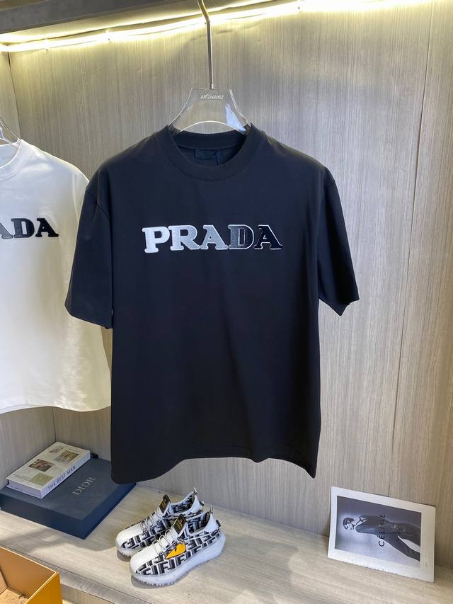 PRADA普拉达 2025ss春夏高品质高克重索罗纳纯棉T恤，工艺品级别，重工工艺，尊享好货，车线做工符合精品要求，超级好搭配，品质及剪裁设计都堪称一流，高定面