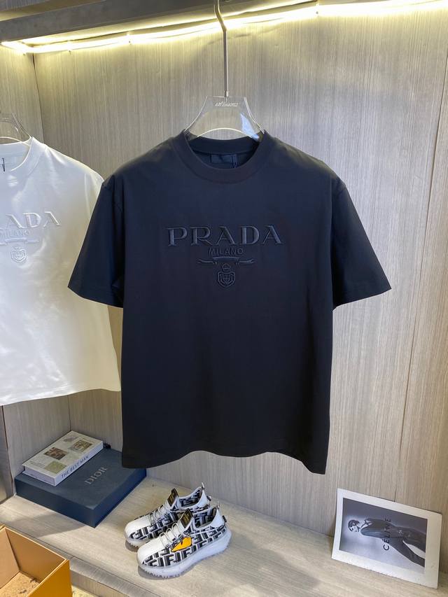 PRADA普拉达 2025ss春夏高品质高克重索罗纳纯棉T恤，工艺品级别，重工工艺，尊享好货，车线做工符合精品要求，超级好搭配，品质及剪裁设计都堪称一流，高定面