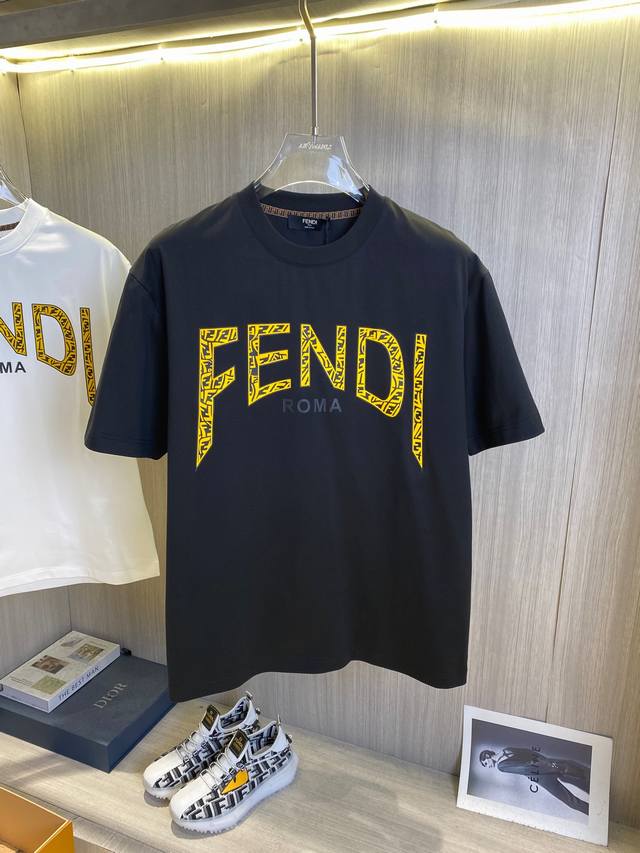 FENDI芬迪 2025ss春夏高品质高克重索罗纳纯棉T恤，工艺品级别，重工工艺，尊享好货，车线做工符合精品要求，超级好搭配，品质及剪裁设计都堪称一流，高定面料