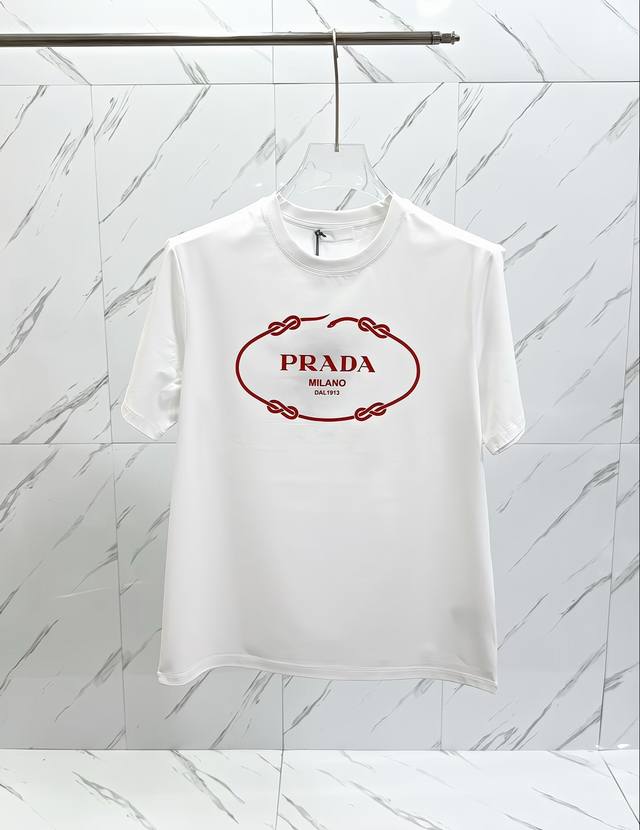 Prada 普拉达 25SS春夏新品圆领短袖T恤，正面缀饰品牌标识立体印花设计，重新定义了不断演变的标志性风格，为男士衣橱注入新意。采用80支双股丝光棉面料制成