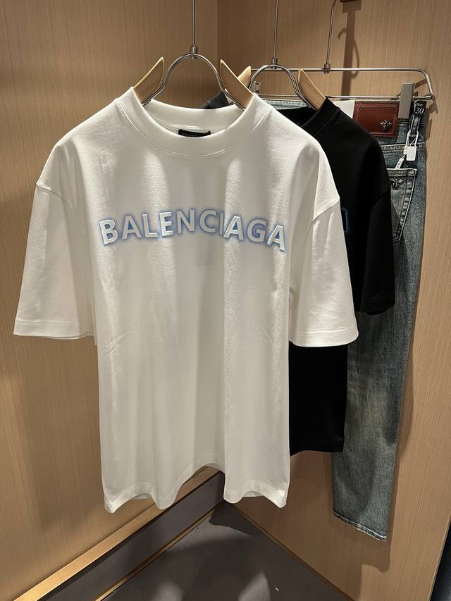 BALENCIA*巴黎*家 2025春夏新款男女同情侣款休闲宽松棉质圆领短袖T恤衫！贸易公司渠道稀出，同步官网发售 ！ 2025春夏最新系列，经典时尚设计元素， - 点击图像关闭