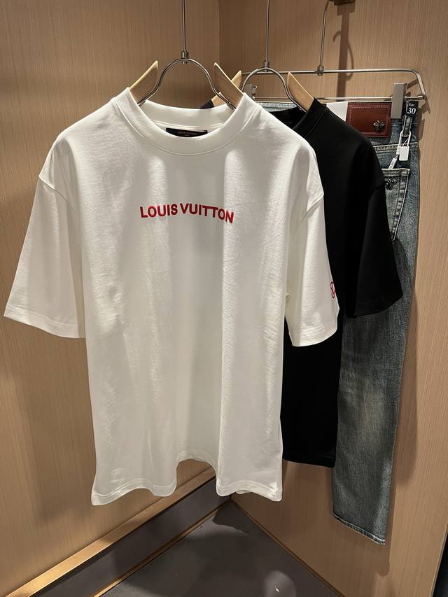 LouisVuitt*路易*登 2025春夏全新系列单品上线，非常时髦前卫的一款男女同款短袖T恤，标识logo图案工艺修饰！区别于以往的不同，宣示品牌传承多年的 - 点击图像关闭