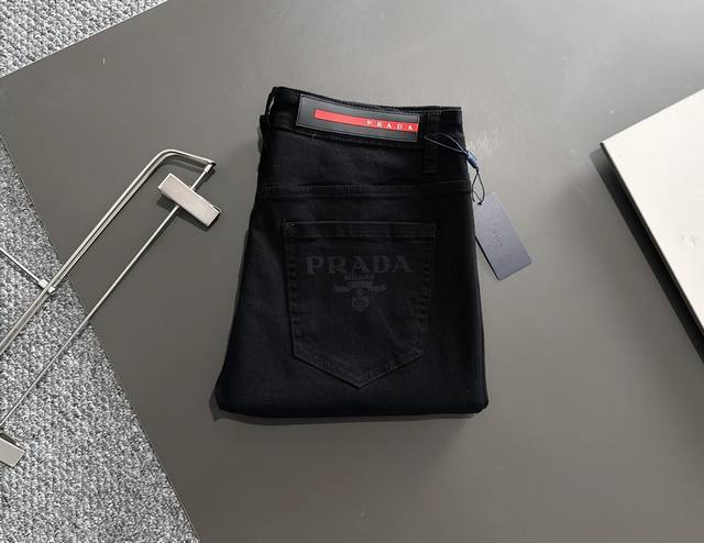 PRADA 普拉达 2025 春夏新品 专柜有售 实体店极品牛仔裤专柜原版1:1好货，适合各个年龄段。市场最高版本的欧洲进口面料。舒适柔软亲肤，上身效果超级棒时