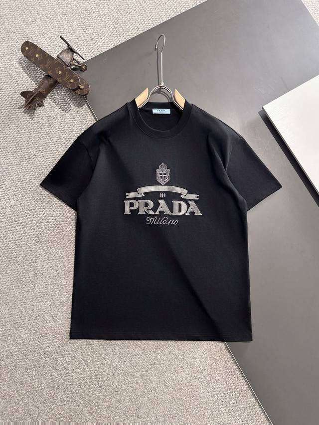 Prada 2025春夏款上新 原高版本 普拉达 面料采用280克高密度纯棉 不变形 不缩水 工艺介绍：双线走位 洗水＋前后精密万针进口机刺绣 SIZE：M到4 - 点击图像关闭