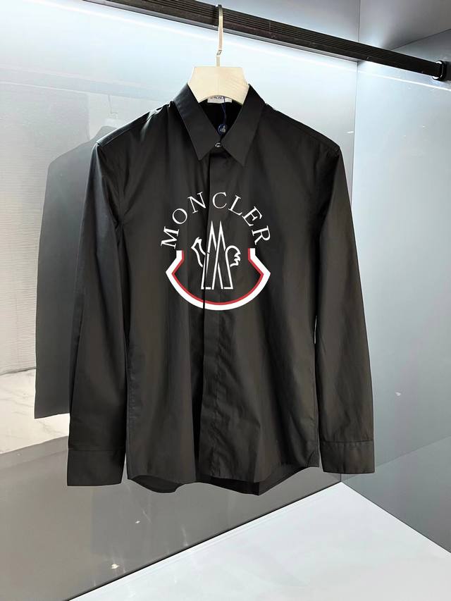 moncler 专柜最新款男士必备款衬衫，100%天然棉，舒服透气，原单狠货，原版面料，柔软舒适，上身高端又奢华，足够场面的档次，这款衬衫无不骄傲的让你满意有面