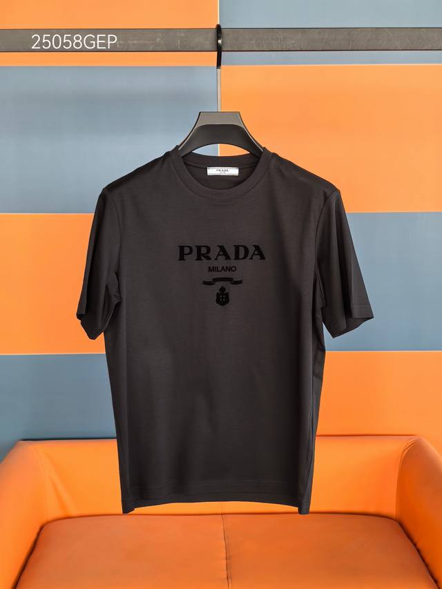 2025春夏系列新品 PRADA 普拉达男士字母丝绒印花短袖T恤采用定制丝光双面面料，透气性与舒适度兼备，耐磨性与质感并存。每一次穿着，都是对肌肤的温柔呵护。独