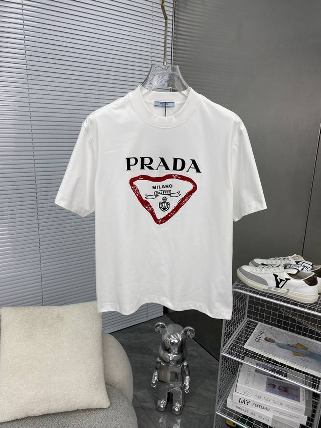 PRADA普拉达 2025ss春夏高品质情侣短袖T恤，高克重纯棉T恤，工艺品级别，重工工艺，尊享好货，车线做工符合精品要求，超级好搭配，品质及剪裁设计都堪称一流