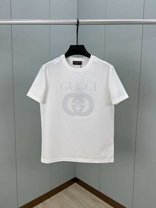 Gucci 25春夏新品GG缀饰铆钉装饰logo短袖T恤，正面胸前GG字母白色铆钉装饰彰显品牌辨识度设计，精致而不失内敛的细节和品牌标识，定制80支双股丝光棉面