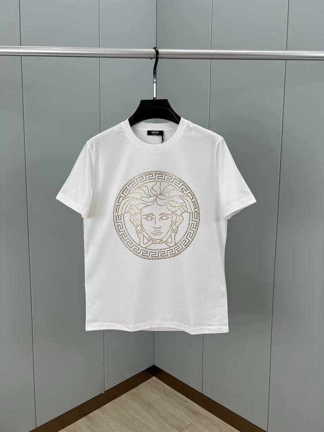 Versace 春夏男士饰有铆钉和水晶缀饰Medusa图案圆领短袖T恤，经典回归，采用 Versace Cartouche 亮片装饰精心打造。优选特定80支3股