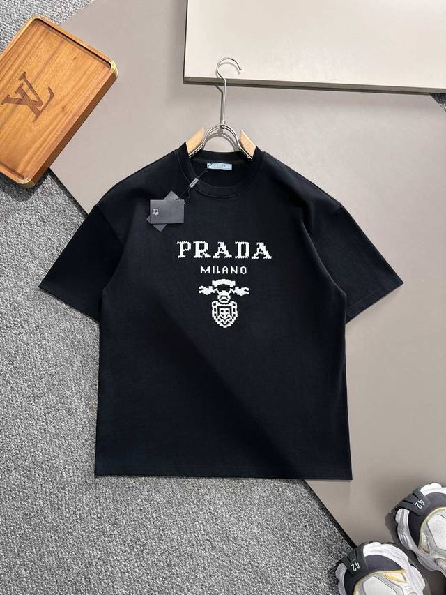 Prada 普拉达 2025SS春夏新品 重磅级尤物单品，官网在售系列。浮雕短袖T恤，定织微融感高支纯棉面料，手感非常好，前幅浮雕标识印花图案装饰，增加立体感，