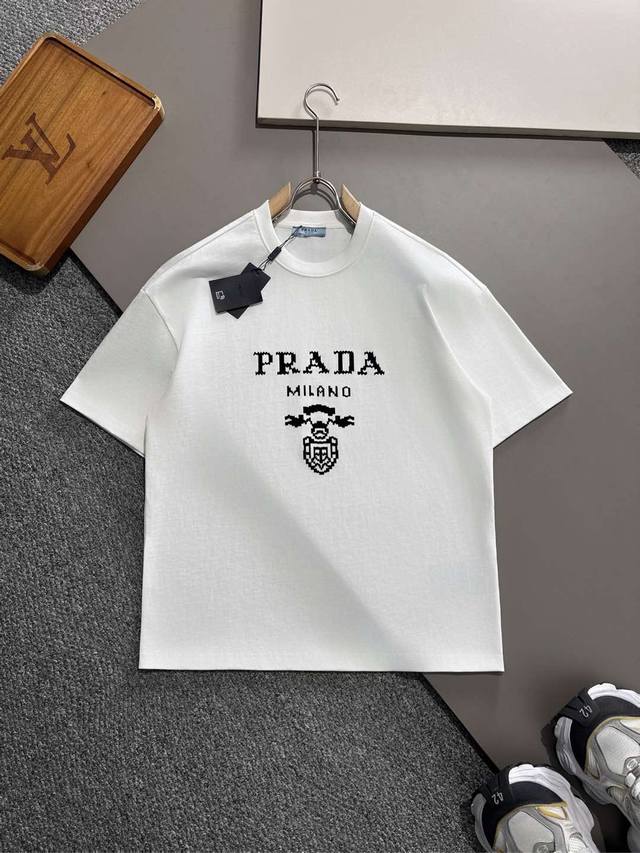 Prada 普拉达 2025SS春夏新品 重磅级尤物单品，官网在售系列。浮雕短袖T恤，定织微融感高支纯棉面料，手感非常好，前幅浮雕标识印花图案装饰，增加立体感， - 点击图像关闭