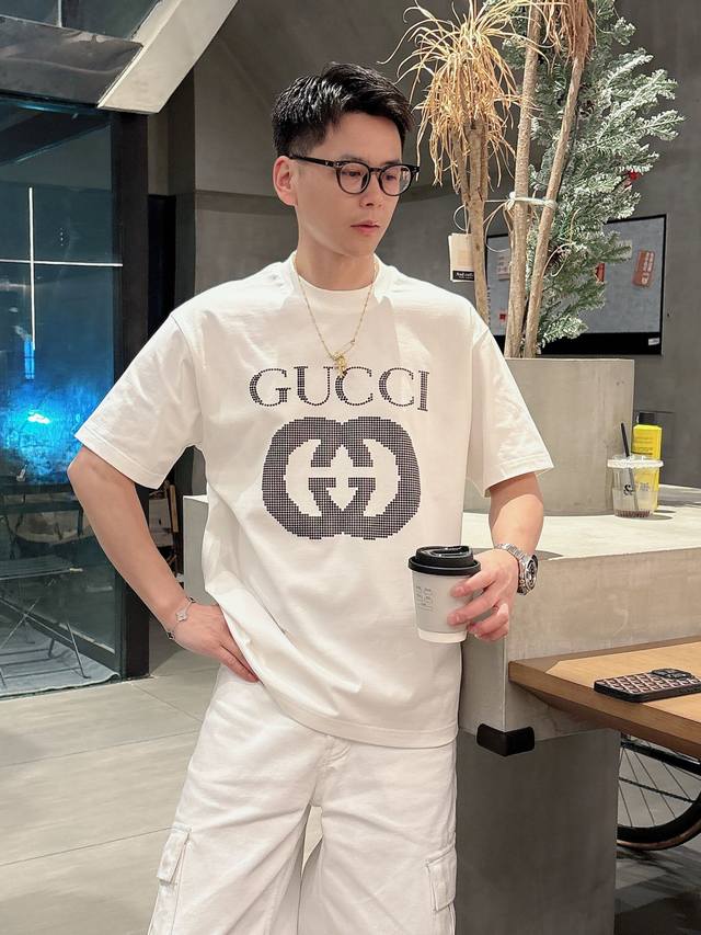 GUCCI 2025春夏新款首发专柜最新款短袖圆领T恤 高端订制 设计前卫时尚！品牌logo重工艺设计 高端定制丝光长绒棉面料.手感柔软.穿着舒适.专柜级别精致