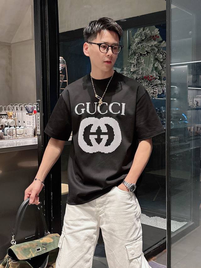 GUCCI 2025春夏新款首发专柜最新款短袖圆领T恤 高端订制 设计前卫时尚！品牌logo重工艺设计 高端定制丝光长绒棉面料.手感柔软.穿着舒适.专柜级别精致