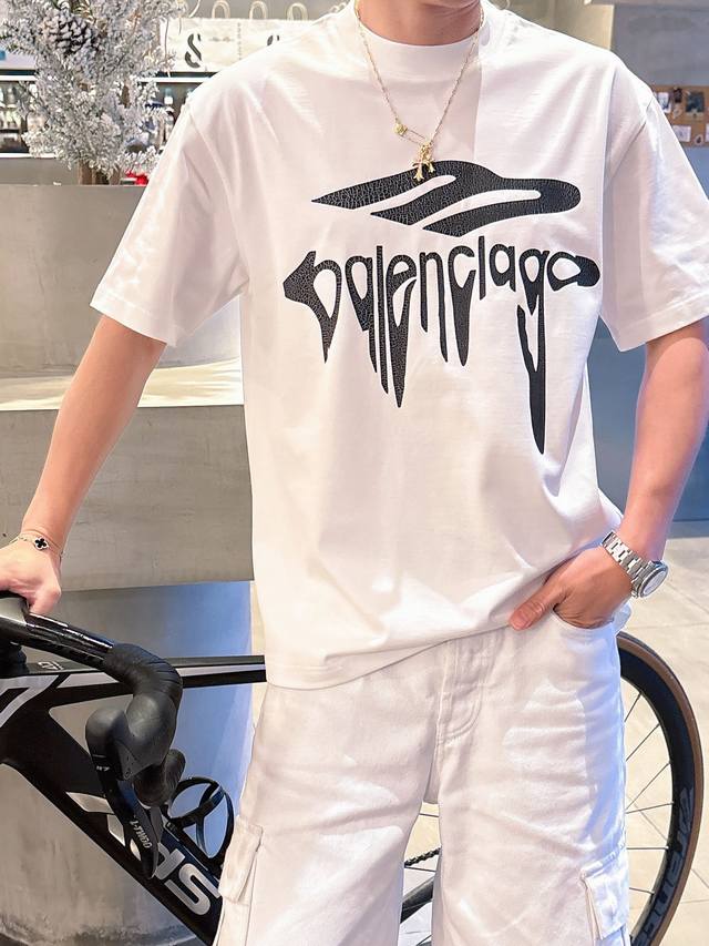 BALENCIAGA 2025春夏新款首发专柜最新款短袖圆领T恤 高端订制 设计前卫时尚！品牌logo重工艺设计 高端定制丝光长绒棉面料.手感柔软.穿着舒适.专 - 点击图像关闭