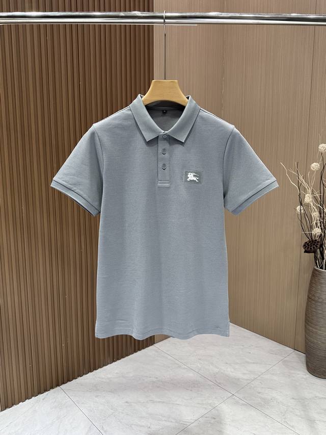 Burberry 巴宝莉 2025ss春夏男士短袖polo衫，官网同款，胸前压胶战马logo，可两穿格，既商务又休闲，立体感非常强，面料采用纯客供进口，40S织