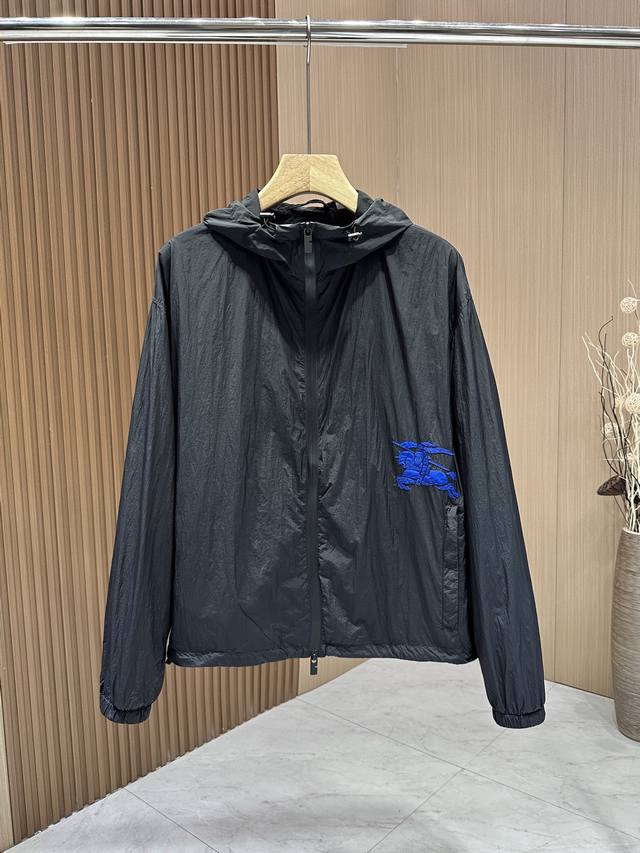 Burberry 巴宝莉 2025ss春夏新款 夹克外套！今年的专柜新品，男士帅酷爆款 时尚都市百搭款，定位刺绣战马，特供定制面料，不是一般面料所能对比的产品。