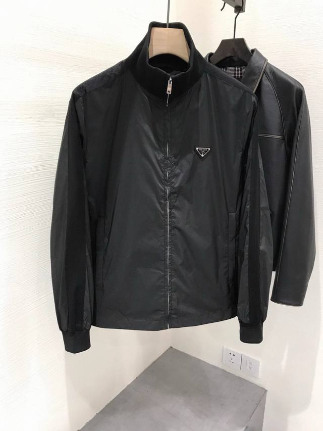 新品 -P家族男士商务休闲立领夹克外套，台湾易比贸易商行货，25年早春新品，意大利原厂出品，官宣时装画册款，经典王牌单品！ 非常出彩的一款外套，将时装美学与户外