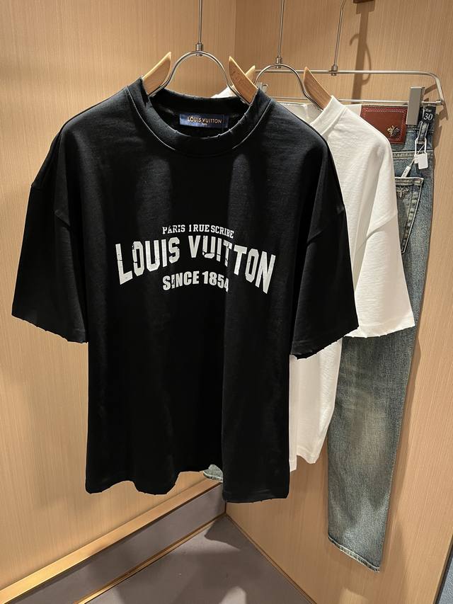 LouisVuitt*路易*登 2025春夏全新系列单品上线，非常时髦前卫的一款男女同款短袖T恤，标识logo图案印花修饰！区别于以往的不同，宣示品牌传承多年的