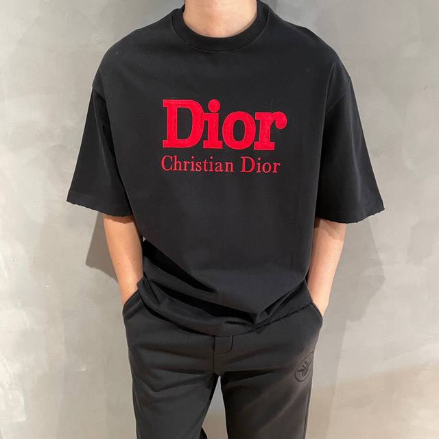 新款Dior，logo图案春夏新款打底短袖，采用舒适透气面料，潮流搭配，顶级的做工，高端品质！男女同款。尺码：XS-XL