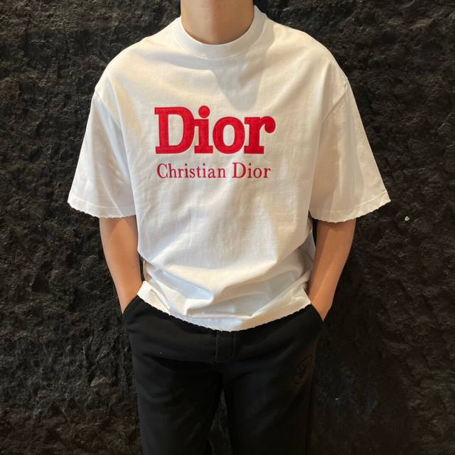 新款Dior，logo图案春夏新款打底短袖，采用舒适透气面料，潮流搭配，顶级的做工，高端品质！男女同款。尺码：XS-XL