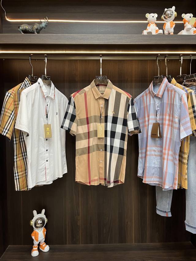 主推 Burberry 独家专供新款巴宝莉经典格子短袖衬衫，高端欧版衬衫、潮流时尚休闲衬衫、透气舒适度高，细节无可挑剔，品牌元素设计理念，体现高品质。呈现休闲裁