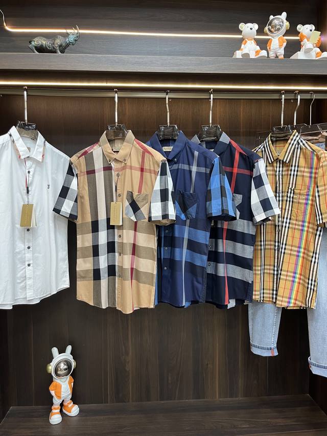 主推 Burberry 独家专供新款巴宝莉经典格子短袖衬衫，高端欧版衬衫、潮流时尚休闲衬衫、透气舒适度高，细节无可挑剔，品牌元素设计理念，体现高品质。呈现休闲裁