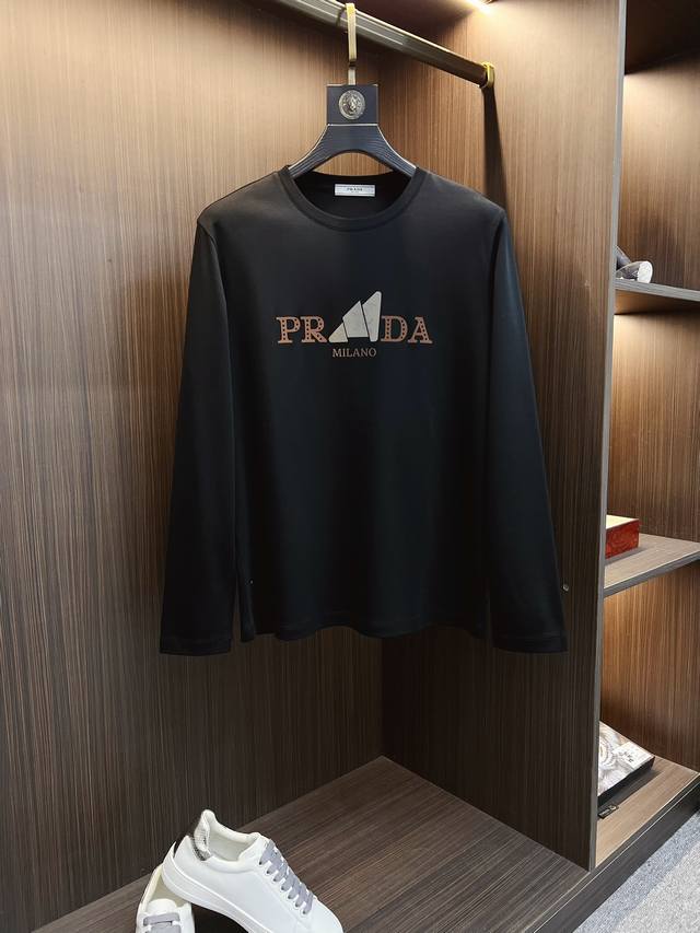 PRADA 普拉达 2025新春 长袖圆领T恤 高端定制经典系列，时尚有型 圆领款式，简单大方，胸前经典品牌高档LOGO设计 采用高档内里保暖极佳 可防静电手感