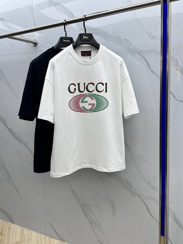 GUCCI 古驰 最新半袖T恤 罗纹衣领 100% 棉 高克重.精选zp定织定染高密度纯棉面料，布纹清晰 手感柔软舒适 立体图案刺绣工艺 进口环保胶浆高温印压