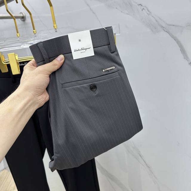 Ferragamo 菲拉格慕 2025春夏新品休闲裤西裤，官网同步发售，裤身工艺设计，进口客供辅料、面料定制，代工厂出品免检！每个细节做到极致，原版五金配件，潮