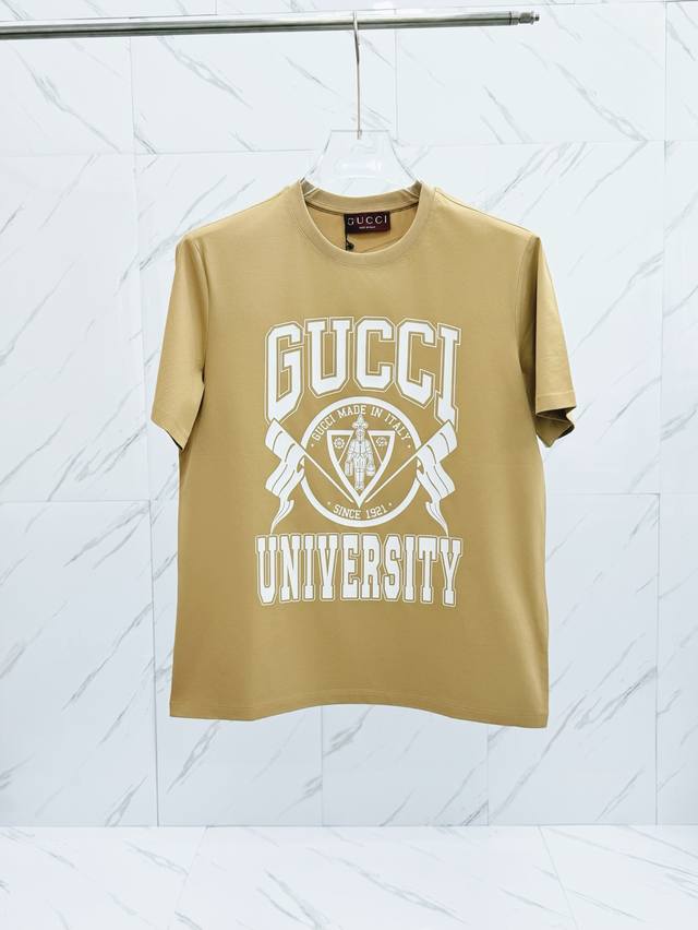 GUcci 古驰 25ss春夏新品校徽立体印花圆领短袖T恤，正面缀饰Gucci校徽旗帜图案设计，打造男士基本款单品，为男士衣橱注入新意。采用80支双股丝光棉面料