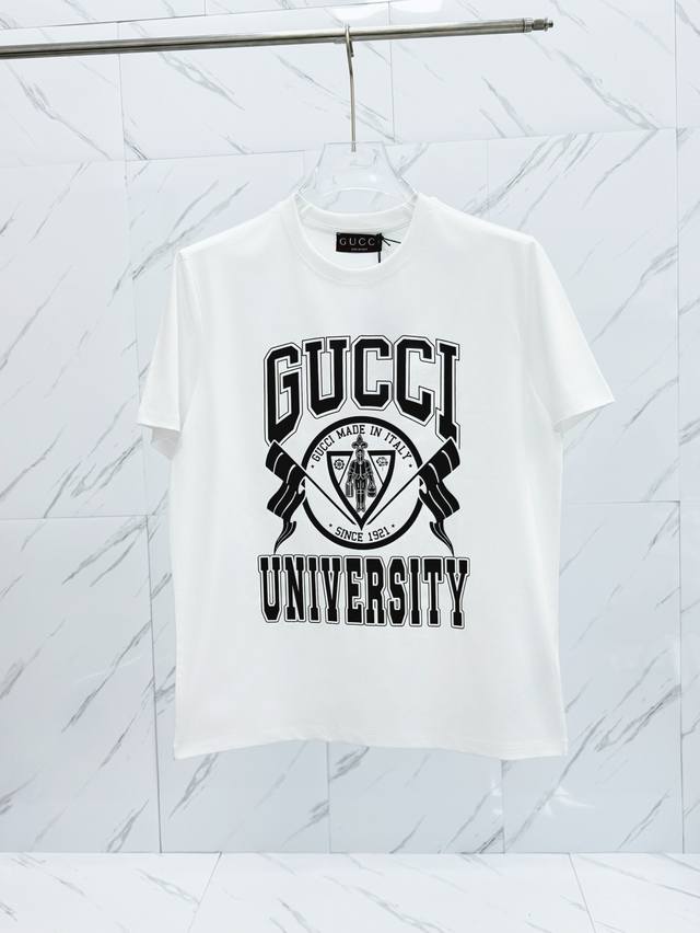 GUcci 古驰 25ss春夏新品校徽立体印花圆领短袖T恤，正面缀饰Gucci校徽旗帜图案设计，打造男士基本款单品，为男士衣橱注入新意。采用80支双股丝光棉面料