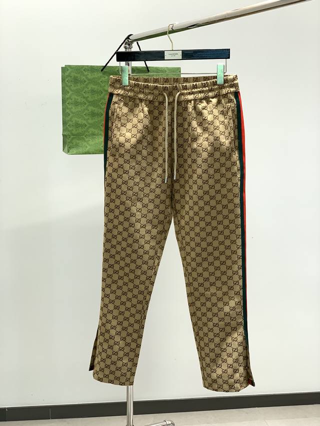 GUCCI 古驰，2025春季最新品，专柜同步有售，原单狠货，时尚休闲裤，进口原版面料，舒适透气，独特设计风格，顶级提花工艺字母图案logo，原版五金辅料装饰，