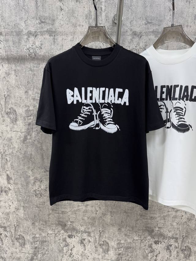 BALENCIAGA 2025春夏新款首发专柜最新款短袖圆领T恤 高端订制 设计前卫时尚！品牌logo重工艺设计 高端定制丝光长绒棉面料.手感柔软.穿着舒适.专