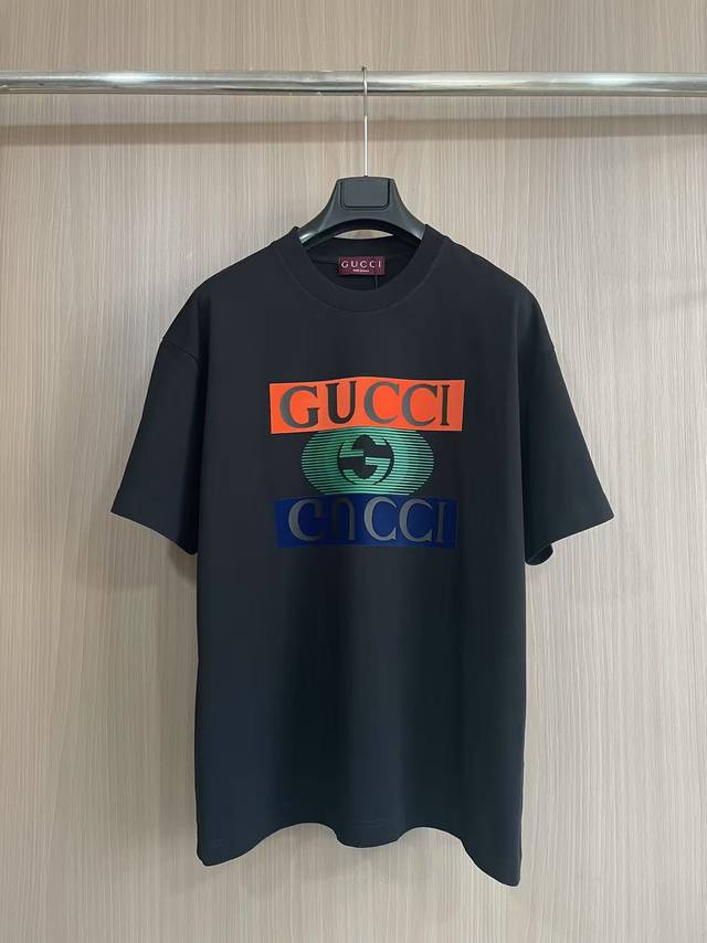 Gucci2025新款双G镜像logo圆领T恤 立体硅胶字母高级穿搭 双层螺纹领口 肩部通肩压条 280克纯棉面料舒适透气 黑白双色 男女同款 码数S-XXL