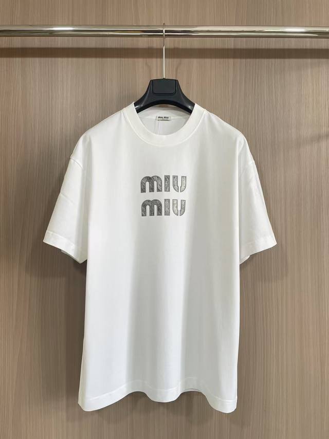 MIUMIU 2025新款字母圆领T恤 字母拉丝效果 高级感十足 十分耐看 双层螺纹领口 肩部通肩压条 280克纯棉面料舒适透气 黑白双色 男女同款 码数S-X