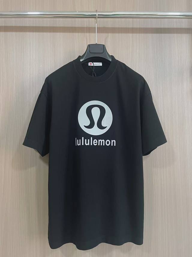 Lululemon高阶立体logo短袖 双层螺纹领口 肩部通肩压条 280克纯棉面料舒适透气 黑色 男女同款 码数S-XXL 2025